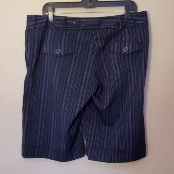 🌟 3 for $15 Deal! 🌟Studio Y pin striped bermuda pants 11/12 - Picture 2 of 3